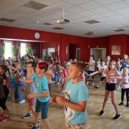 Grupa dzieci tańczy na zajęciach w RCK