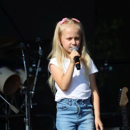 Dziewczynka siewa na scenie przy mikrofonie