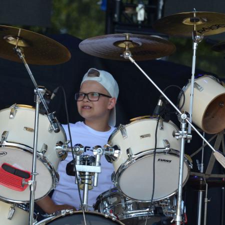 Chłopiec gra na perkusji na scenie podczas Dni Drzewicy