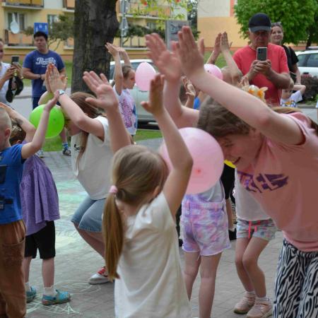 Dzieci bawią się z balonami