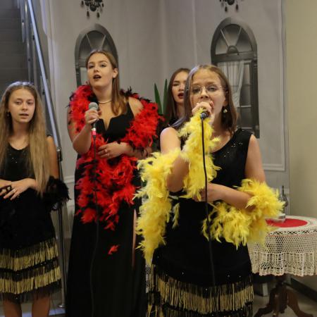 Grupa dziewcząt śpiewająca podczas wernisażu w RCK