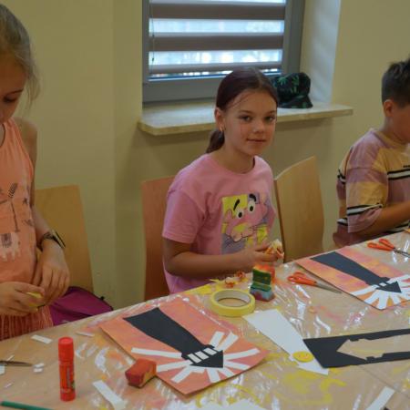 Dzieci wyklejają latarnie morskie z papieru kolorowego