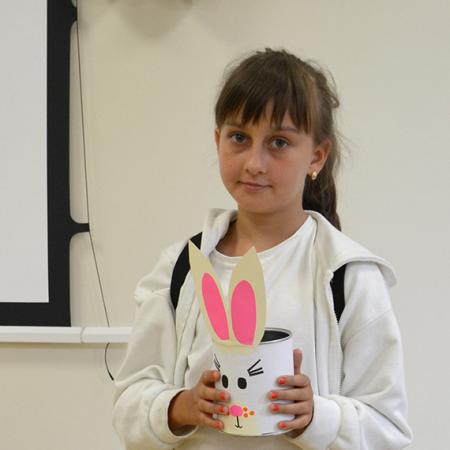 Dziewczynka trzyma przybornik z królikiem