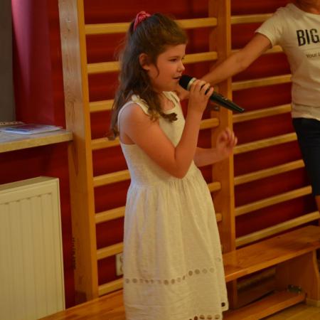 Dziewczynka śpiewa przy mikrofonie