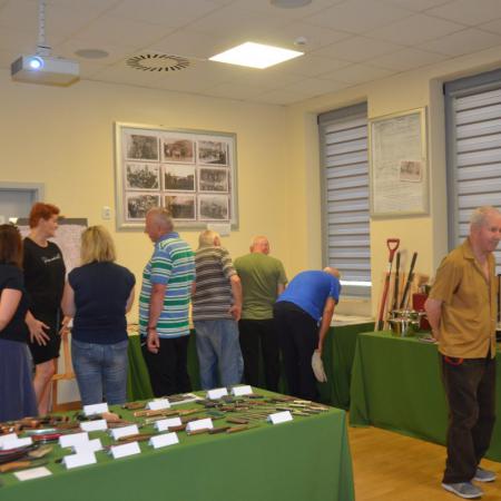 Grupa seniorów z Domu Seniora w Drzewicy zwiedza wystawę.