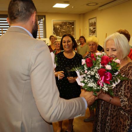 Sekretarz Urzędu Miasta wręcza kwiaty Autorkom wystawy