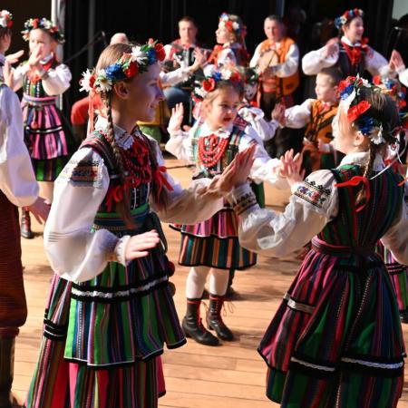 Tańce Ludowe w trakcie występu.