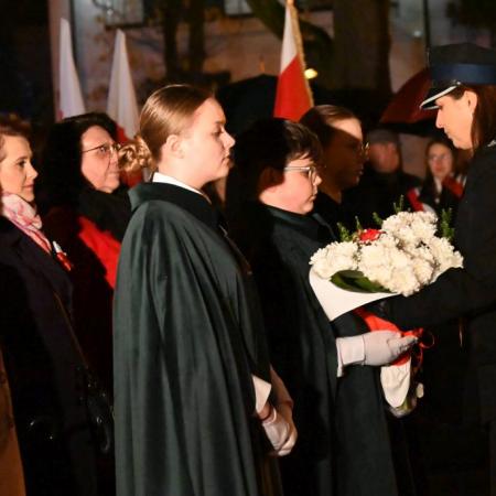 Składanie wieńcy i kwiatów pod pomnikiem.