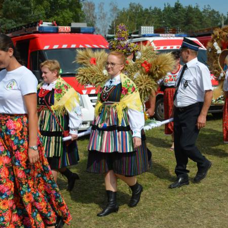 Wieniec dożynkowy niesiony podczas korowodu dożynkowego.