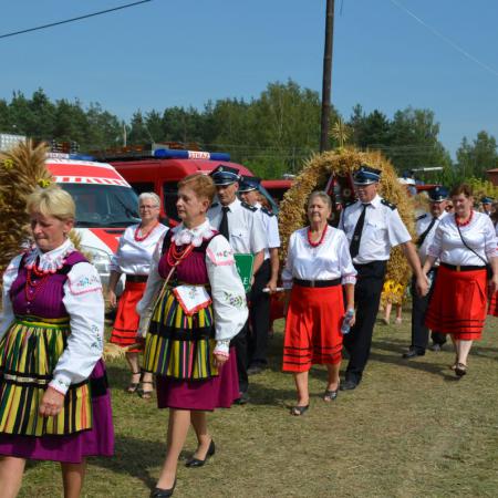 Wieńce dożynkowe niesione przez KGW w korowodzie.