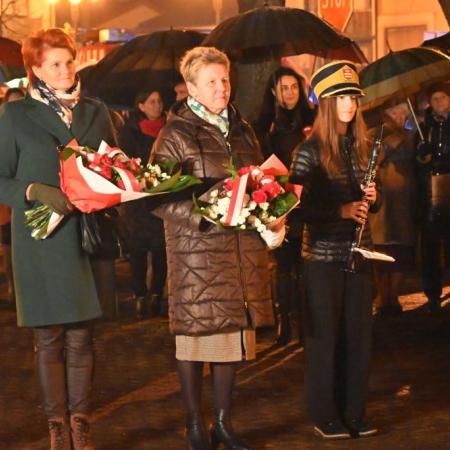 Delegacje składające kwiaty.