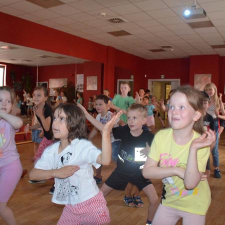 Dzieci tańczą na zajęciach w RCK