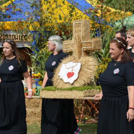 Wieniec dożynkowy niesiony przez Panie z KGW.