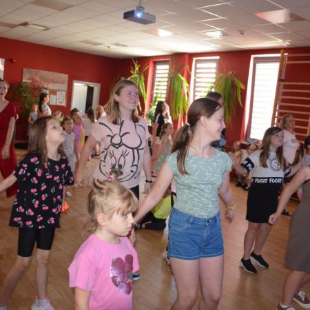 Grupa tańczących dzieci na dyskotece w RCK