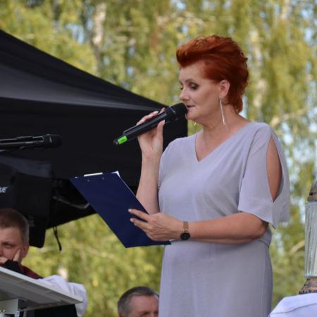 Dyrektor RCK Alina Szymańska podczas dożynek.