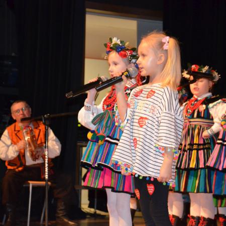 Dziewczynki śpiewają przy mikrofonach na scenie w RCK podczas WOŚP