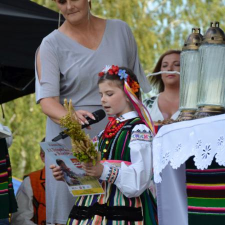 Wiersz o dożynkach czytany przez dziewczynkę.