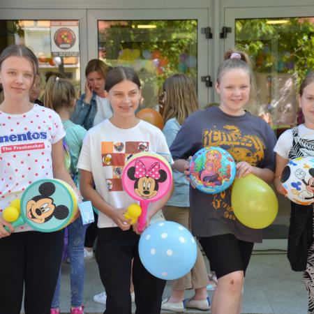 Dziewczyny stoją z nagrodami za "taniec z balonem"