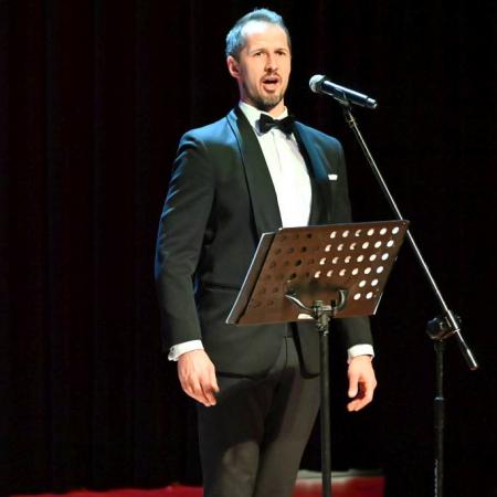 Mężczyzna wykonuje utwór patriotyczny.