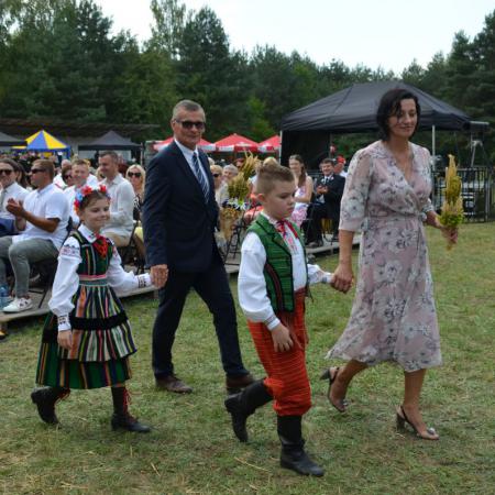 Burmistrz Drzewicy oraz Przewodnicząca Rady Miasta podczas korodowu dożynkowego.