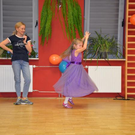 Dziewczynka tańczy na balu karnawałowym z okazji zakończenia ferii  RCK