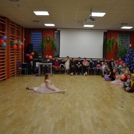 Dziewczyna robi szpagat podczas konkursu na balu karnawałowym