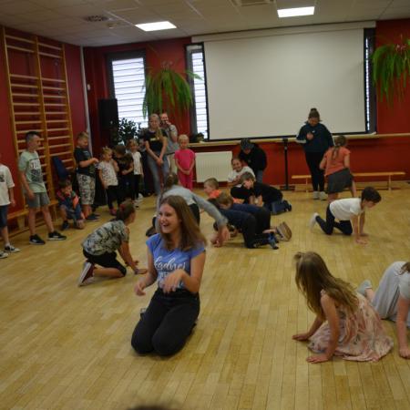 Grupa dzieci bawi się podczas zabaw ruchowych w RCK