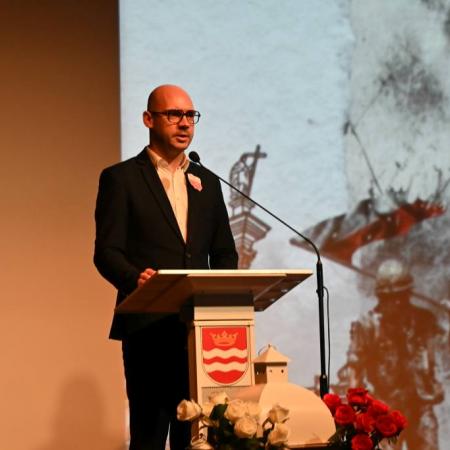 Zastępca Burmistrza Dominik Niemirski w trakcie przemówienia.