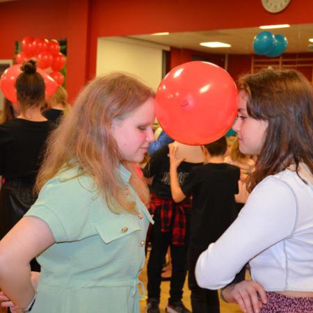 Dziewczyny tańczą z balonami