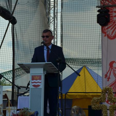 Burmistrz Drzewicy podczas przemowy.