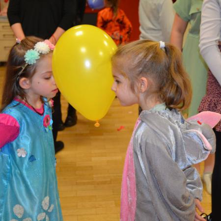 Dziewczynki tańczą z balonami