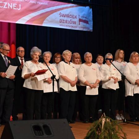 Piosenki patriotyczne w wykonaniu Seniorów.