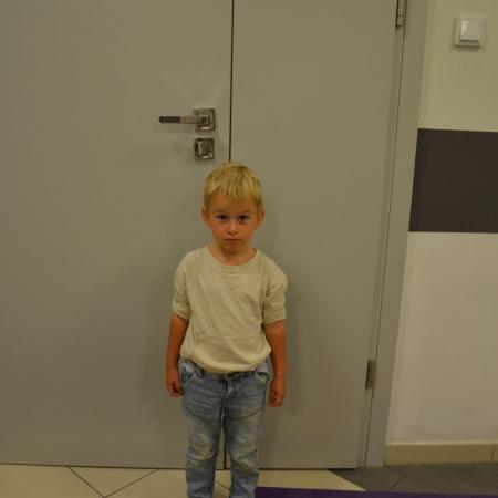 Chłopiec pozuje do zdjęcia.