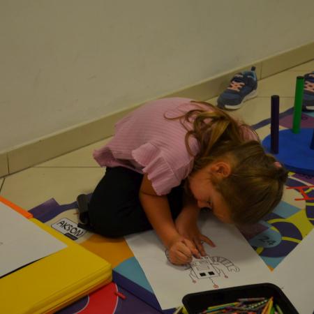 Dziewczynka maluje obrazek.