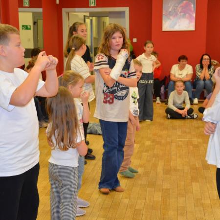 Grupa dzieci bierze udział w zabawie.