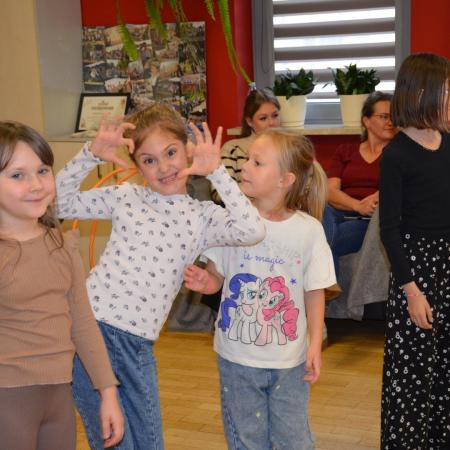 Dziewczynki pozujące do zdjęcia w trakcie pikniku.