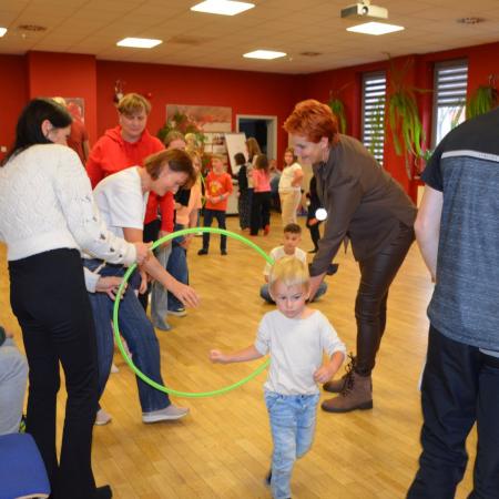 Dzieci wraz z opiekunami biorące udział w zabawie.