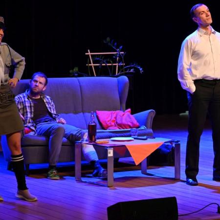 Aktorzy spektaklu Żona do adopcji na scenie RCK.