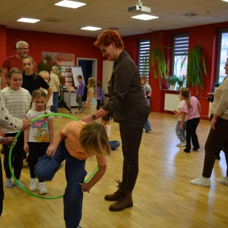 Dziecko przechodzi przez kółko w trakcie gry w lumbago.