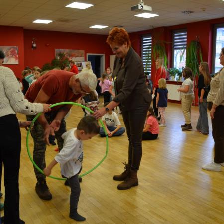 Chłopiec wraz z mężczyzną w trakcie zabawy.
