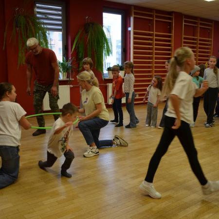 Dzieci przechodzące przez koło w trakcie pikniku.