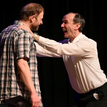 Dwóch mężczyzn w trakcie odgrywania sceny.