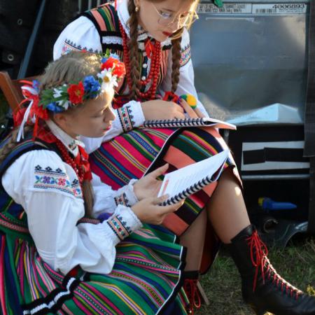 Dziewczęta z zespołu DRZEWICZANIE.