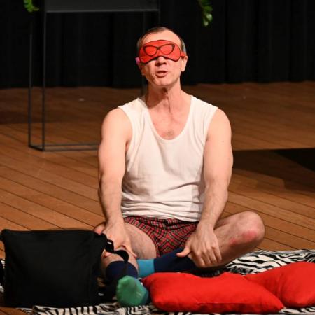 Scena z zamkniętymi oczami w Spektaklu Żona do adopcji.