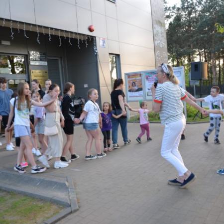 Instruktor Marta Szymańska prowadząca zabawę "Ciuchcia"