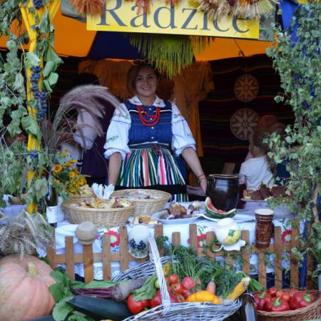 KGW Radzice w chacie dożynkowej.