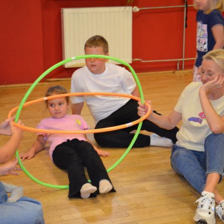 Dziewczynka próbująca przejść pod kółkami.