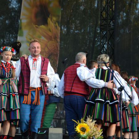 Zespół DRZEWICZANIE wykonuje układy taneczne.