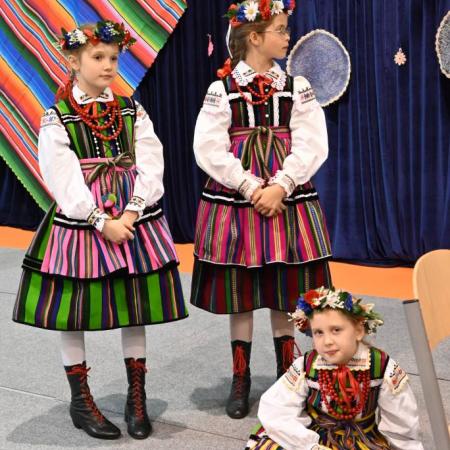 Dziewczynki z zespołu ludowego w trakcie występu.