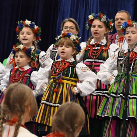 Dzieci wraz z dorosłymi wykonują utwór.